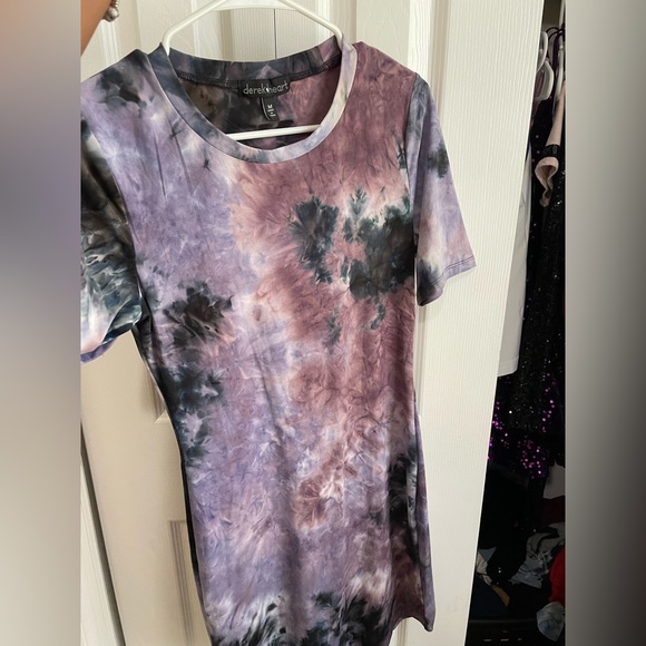 Knee length dress. Never worn. - Picture 1 of 3